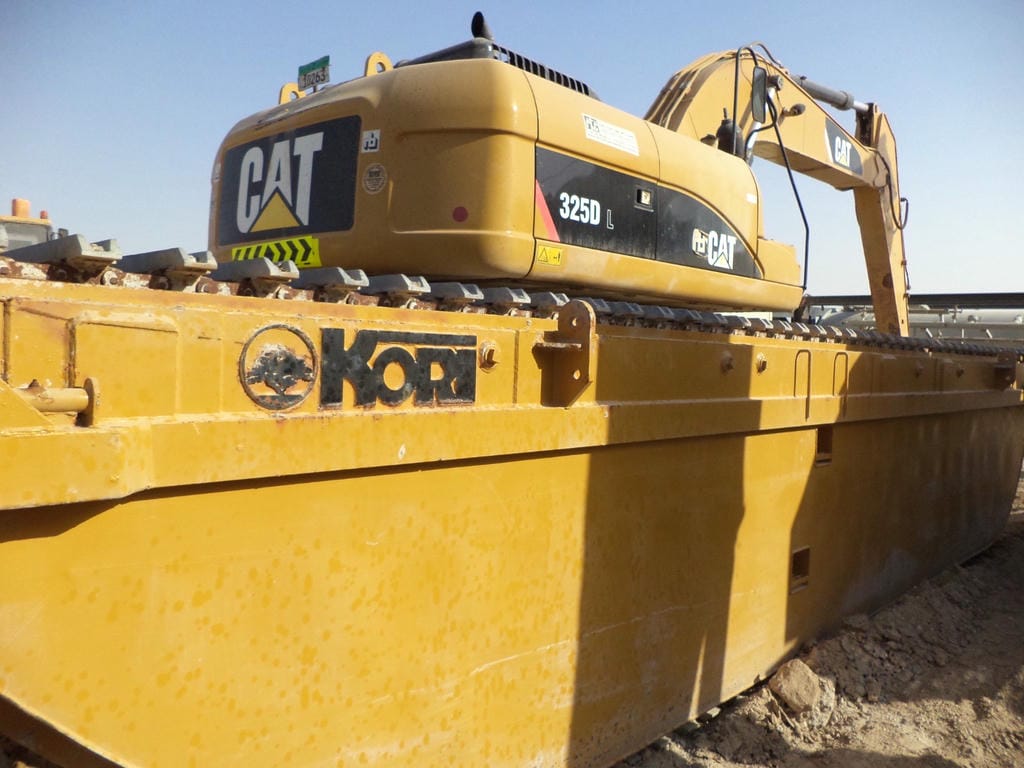 325 AMPHIBIOUS EXCAVATOR